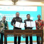 Direktur Utama BPJS Kesehatan Ghufron Mukti bersama Menteri Koperasi Republik Indonesia Ferry Juliantono saat penandatanganan Nota Kesepahaman Penyelenggaraan Program JKN di bidang koperasi, Selasa (23/12).