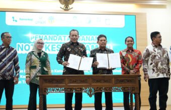 Direktur Utama BPJS Kesehatan Ghufron Mukti bersama Menteri Koperasi Republik Indonesia Ferry Juliantono saat penandatanganan Nota Kesepahaman Penyelenggaraan Program JKN di bidang koperasi, Selasa (23/12).