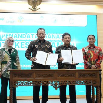 BPJS Kesehatan dan Kementerian Koperasi Perkuat Sinergi Perluas Program JKN di Sektor Koperasi Direktur Utama BPJS Kesehatan Ghufron Mukti bersama Menteri Koperasi Republik Indonesia Ferry Juliantono saat penandatanganan Nota Kesepahaman Penyelenggaraan Program JKN di bidang koperasi, Selasa (23/12).