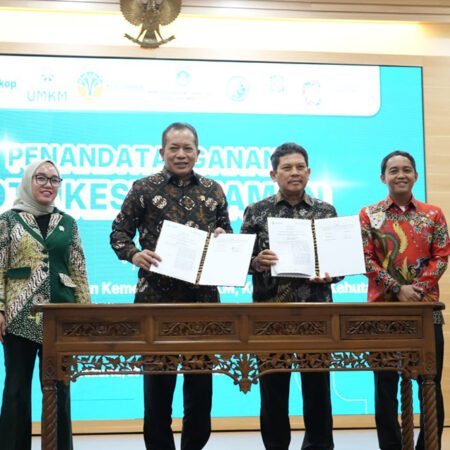 Direktur Utama BPJS Kesehatan Ghufron Mukti bersama Menteri Koperasi Republik Indonesia Ferry Juliantono saat penandatanganan Nota Kesepahaman Penyelenggaraan Program JKN di bidang koperasi, Selasa (23/12).