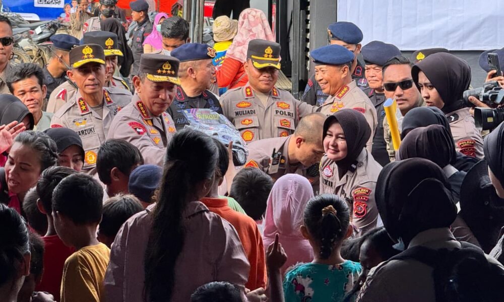 Kapolri Jenderal Listyo Sigit Prabowo memantau langsung pembersihan SDN 01 Karangbaru dan Masjid Syuhada bersama personel Polri dan warga di Aceh Tamiang, Kamis (11/12/2025).