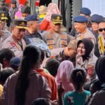 Kapolri Jenderal Listyo Sigit Prabowo memantau langsung pembersihan SDN 01 Karangbaru dan Masjid Syuhada bersama personel Polri dan warga di Aceh Tamiang, Kamis (11/12/2025).