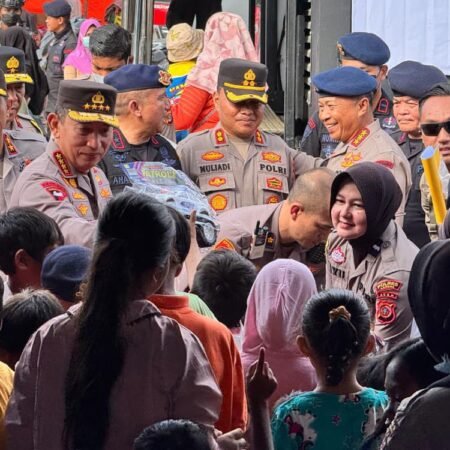 Kapolri Tinjau Pembersihan Sekolah dan Masjid Terdampak Bencana di Aceh Tamiang Kapolri Jenderal Listyo Sigit Prabowo memantau langsung pembersihan SDN 01 Karangbaru dan Masjid Syuhada bersama personel Polri dan warga di Aceh Tamiang, Kamis (11/12/2025).