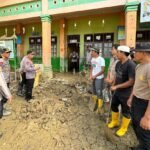 Kapolri Jenderal Listyo Sigit Prabowo meninjau langsung posko pengungsian di Jembatan Kuala Simpang, Aceh Tamiang, sekaligus menyalurkan bantuan untuk korban bencana, Kamis (11/12/2025).