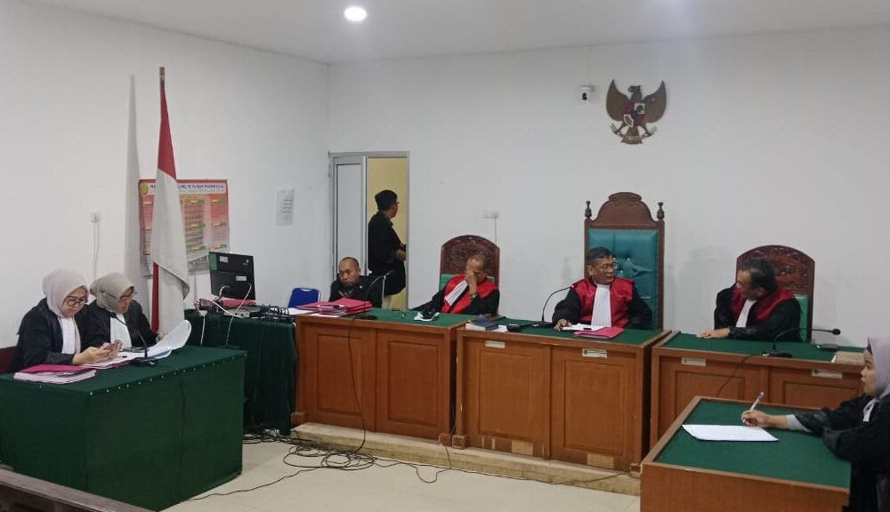 Situasi ruang sidang PN Palembang saat JPU membacakan tuntutan pidana mati terhadap dua terdakwa kasus narkoba jaringan besar, Basri dan Eko Suseno, Kamis (11/12/2025).