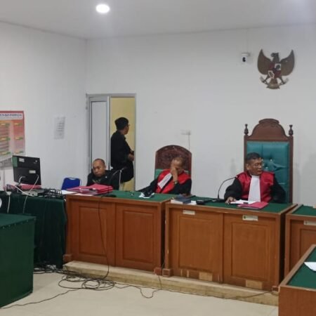 Situasi ruang sidang PN Palembang saat JPU membacakan tuntutan pidana mati terhadap dua terdakwa kasus narkoba jaringan besar, Basri dan Eko Suseno, Kamis (11/12/2025).