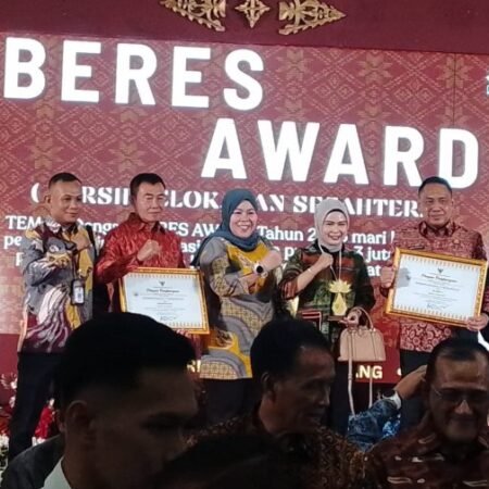 Sekda Sumsel H. Edward Candra menghadiri penganugerahan BERES Award 2025 di Hotel Swarna Dwipa, Selasa (9/12/2025).