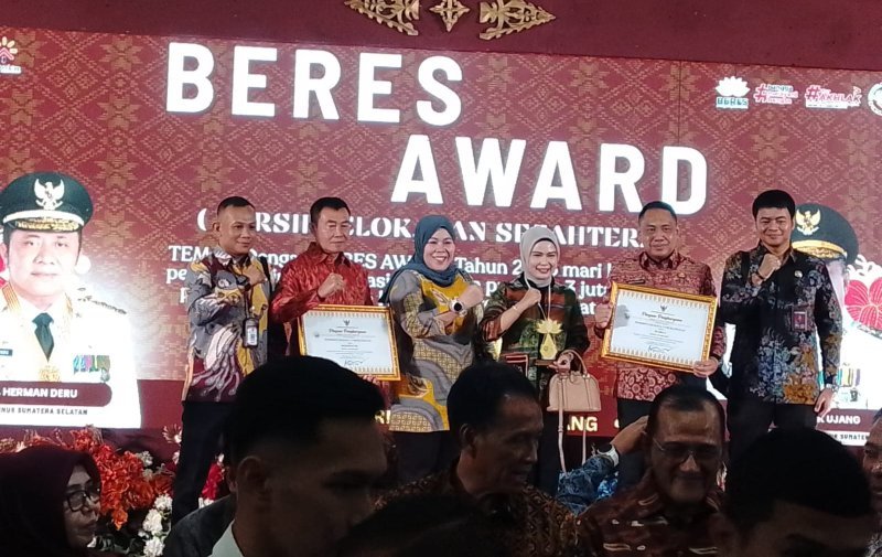 Sekda Sumsel H. Edward Candra menghadiri penganugerahan BERES Award 2025 di Hotel Swarna Dwipa, Selasa (9/12/2025).