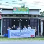 Perwakilan SKK Migas – Repsol Sakakemang B.V. menyerahkan bantuan panel surya dan perangkat pendukung kepada pihak SDN Simpang Bondon di Desa Tampang Baru, Selasa (2/12/2025).