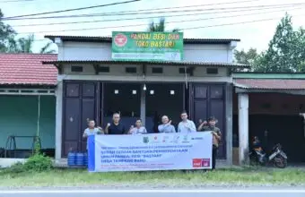 Perwakilan SKK Migas – Repsol Sakakemang B.V. menyerahkan bantuan panel surya dan perangkat pendukung kepada pihak SDN Simpang Bondon di Desa Tampang Baru, Selasa (2/12/2025).