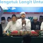 Habib Syech bin Abdul Qodir Assegaf memimpin lantunan sholawat yang menggema di langit Jakabaring.