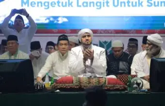 Habib Syech bin Abdul Qodir Assegaf memimpin lantunan sholawat yang menggema di langit Jakabaring.