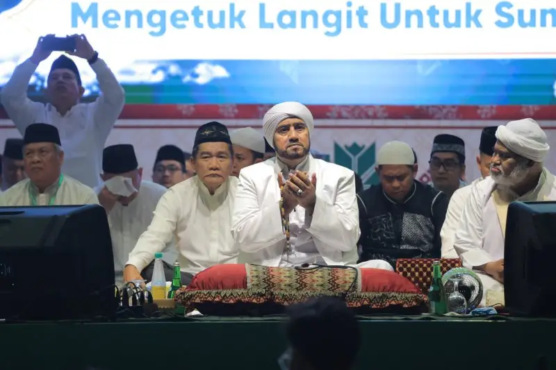 Habib Syech bin Abdul Qodir Assegaf memimpin lantunan sholawat yang menggema di langit Jakabaring.