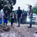 Bupati OKI H. Muchendi meninjau langsung kondisi jalan poros Cengal–Sungai Menang yang rusak parah di Dusun Rimba Naning, Desa Sido Mulyo, Kecamatan Sungai Menang, Jumat (12/12/2025).