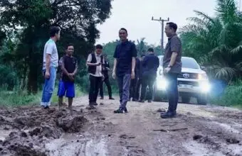Bupati OKI H. Muchendi meninjau langsung kondisi jalan poros Cengal–Sungai Menang yang rusak parah di Dusun Rimba Naning, Desa Sido Mulyo, Kecamatan Sungai Menang, Jumat (12/12/2025).