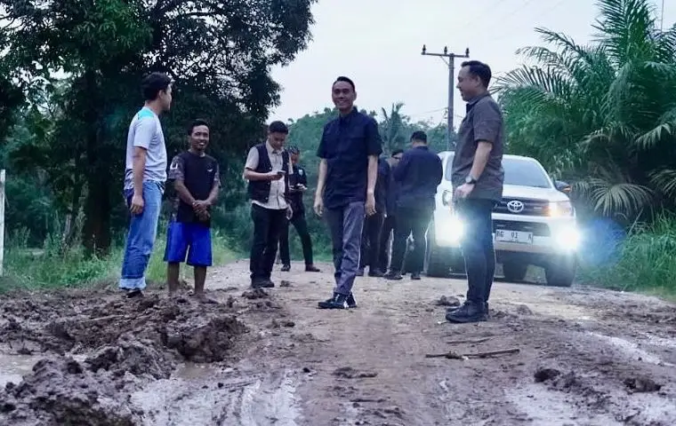 Bupati OKI H. Muchendi meninjau langsung kondisi jalan poros Cengal–Sungai Menang yang rusak parah di Dusun Rimba Naning, Desa Sido Mulyo, Kecamatan Sungai Menang, Jumat (12/12/2025).