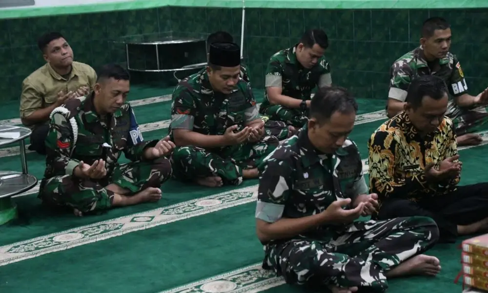 Korem 044/Garuda Dempo menggelar doa bersama dalam rangka menyambut Hari Juang TNI Angkatan Darat di Masjid Al Ikhlas Makorem 044/Gapo, Palembang, Jumat (12/12/2025).