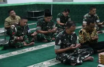 Korem 044/Garuda Dempo menggelar doa bersama dalam rangka menyambut Hari Juang TNI Angkatan Darat di Masjid Al Ikhlas Makorem 044/Gapo, Palembang, Jumat (12/12/2025).