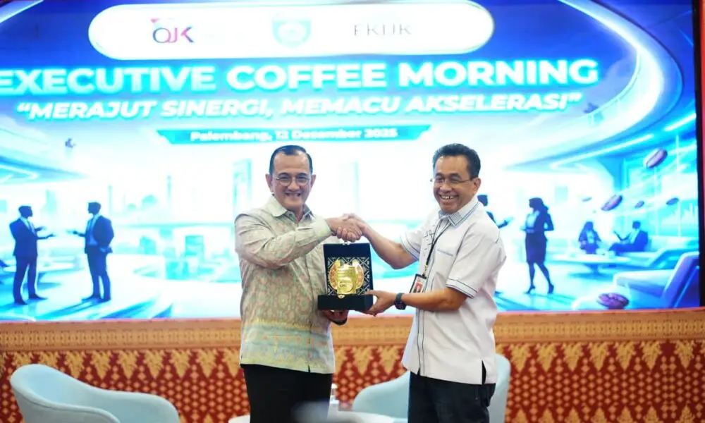 Sekretaris Daerah Provinsi Sumatera Selatan Dr. Drs. H. Edward Candra, M.H bersama Kepala OJK Sumsel Arifin Susanto saat menghadiri Executive Coffee Morning bertema “Merajut Sinergi, Memacu Akselerasi” di Kantor OJK Sumsel, Jumat (12/12/2025), membahas optimalisasi APBD dan penguatan digitalisasi transaksi pemerintah daerah.