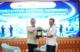 Sekretaris Daerah Provinsi Sumatera Selatan Dr. Drs. H. Edward Candra, M.H bersama Kepala OJK Sumsel Arifin Susanto saat menghadiri Executive Coffee Morning bertema “Merajut Sinergi, Memacu Akselerasi” di Kantor OJK Sumsel, Jumat (12/12/2025), membahas optimalisasi APBD dan penguatan digitalisasi transaksi pemerintah daerah.