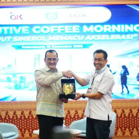 Pemprov Sumsel Optimalkan APBD dan Perkuat Digitalisasi Transaksi Daerah 2025 Sekretaris Daerah Provinsi Sumatera Selatan Dr. Drs. H. Edward Candra, M.H bersama Kepala OJK Sumsel Arifin Susanto saat menghadiri Executive Coffee Morning bertema “Merajut Sinergi, Memacu Akselerasi” di Kantor OJK Sumsel, Jumat (12/12/2025), membahas optimalisasi APBD dan penguatan digitalisasi transaksi pemerintah daerah.