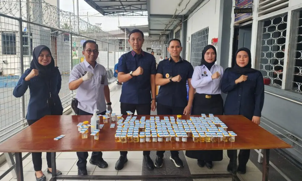 Sebanyak 108 Warga Binaan Pemasyarakatan (WBP) Rutan Kelas I Palembang menjalani pemeriksaan tes urine yang dilaksanakan oleh Tim Klinik Rutan, Kamis (11/12/2025).