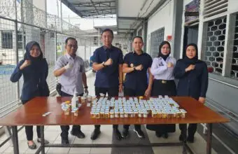 Sebanyak 108 Warga Binaan Pemasyarakatan (WBP) Rutan Kelas I Palembang menjalani pemeriksaan tes urine yang dilaksanakan oleh Tim Klinik Rutan, Kamis (11/12/2025).