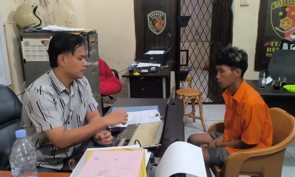 Tersangka M Dika (19), residivis kasus cabul sekaligus pelaku spesialis curanmor 11 TKP, saat diamankan Unit Reskrim Polsek Kalidoni Palembang. (Foto: Istimewa)