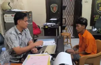 Tersangka M Dika (19), residivis kasus cabul sekaligus pelaku spesialis curanmor 11 TKP, saat diamankan Unit Reskrim Polsek Kalidoni Palembang. (Foto: Istimewa)