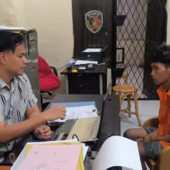 Tersangka M Dika (19), residivis kasus cabul sekaligus pelaku spesialis curanmor 11 TKP, saat diamankan Unit Reskrim Polsek Kalidoni Palembang. (Foto: Istimewa)
