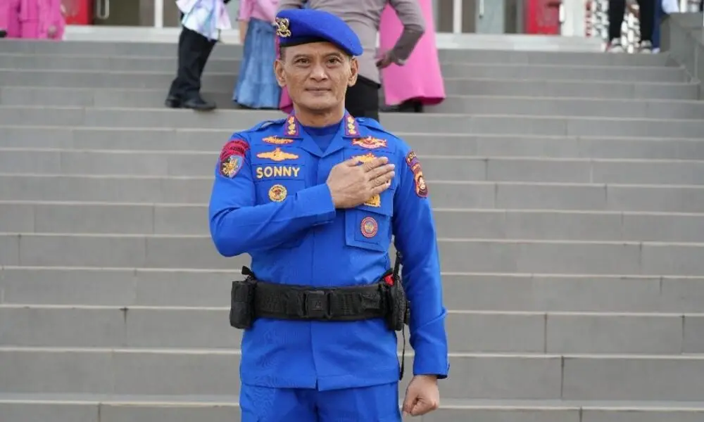 Direktur Ditpolairud Polda Sumsel Kombes Pol Sonny Mahar Budi Adityawan meninjau uji coba penggunaan pupuk organik berbahan eceng gondok pada tanaman jagung dan sayuran, sebagai inovasi ramah lingkungan yang bernilai ekonomis untuk mendukung ketahanan pangan di Sumatera Selatan.