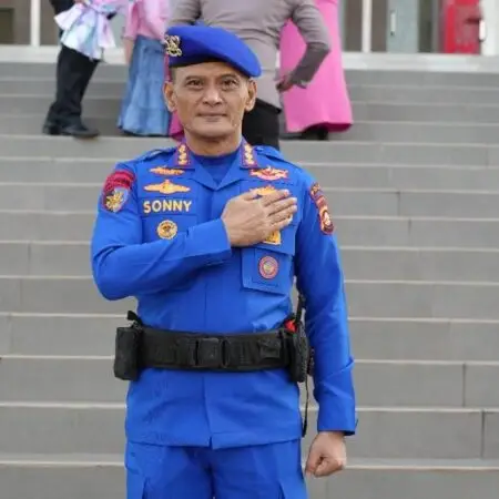 Ditpolairud Polda Sumsel Inovatif Olah Eceng Gondok Jadi Pupuk Organik Bernilai Ekonomis Direktur Ditpolairud Polda Sumsel Kombes Pol Sonny Mahar Budi Adityawan meninjau uji coba penggunaan pupuk organik berbahan eceng gondok pada tanaman jagung dan sayuran, sebagai inovasi ramah lingkungan yang bernilai ekonomis untuk mendukung ketahanan pangan di Sumatera Selatan.