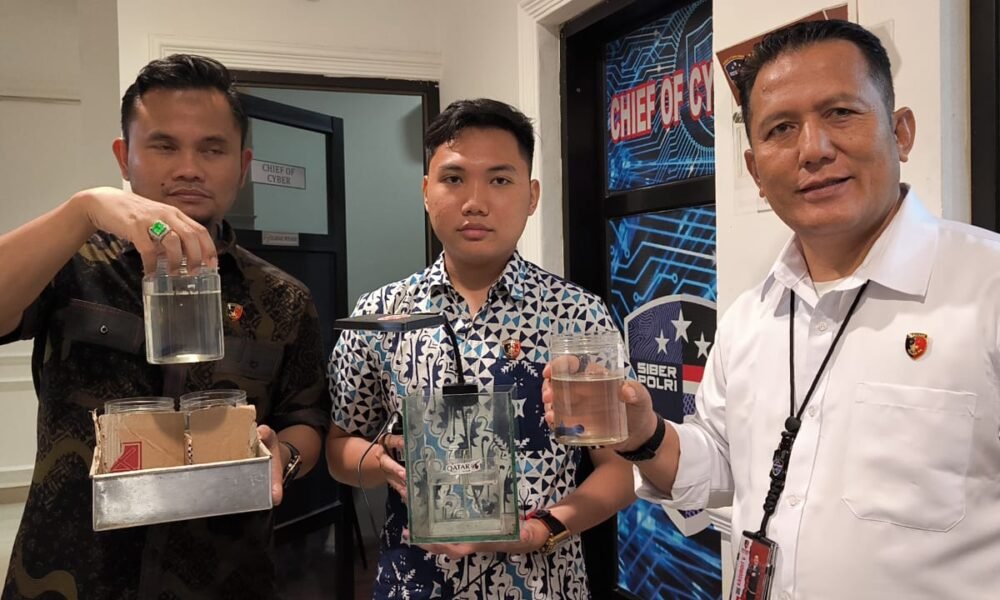 Petugas Subdit Siber Ditreskrimsus Polda Sumsel mengamankan barang bukti berupa akuarium, wadah ikan cupang, serta akun TikTok milik pasutri asal Prabumulih yang diduga menggelar judi adu ikan cupang melalui siaran langsung di media sosial.