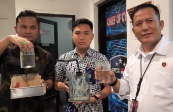 Petugas Subdit Siber Ditreskrimsus Polda Sumsel mengamankan barang bukti berupa akuarium, wadah ikan cupang, serta akun TikTok milik pasutri asal Prabumulih yang diduga menggelar judi adu ikan cupang melalui siaran langsung di media sosial.