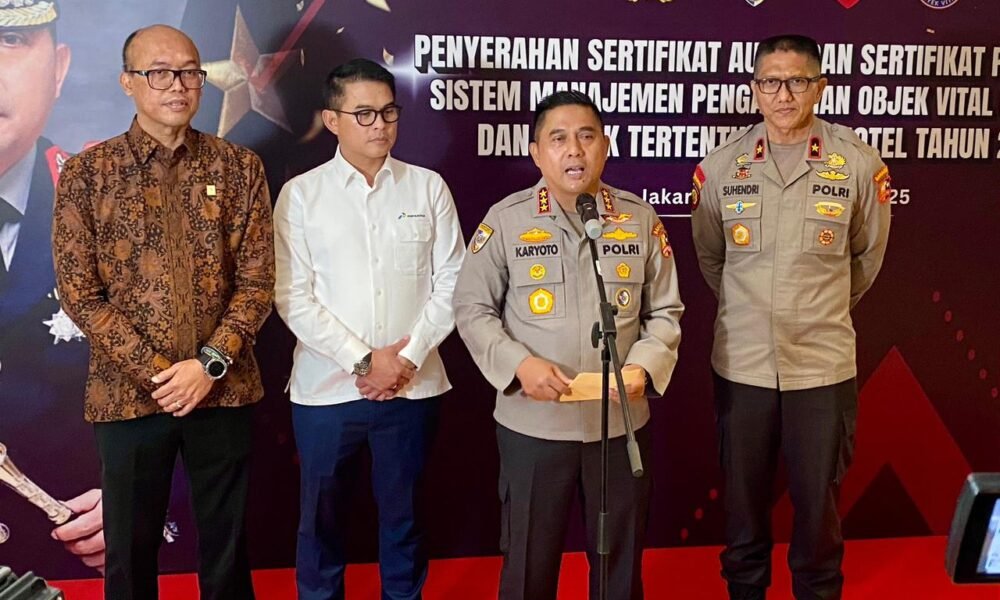 Badan Pemelihara Keamanan (Baharkam) Polri secara simbolis menyerahkan Sertifikat Audit Penerapan Sistem Pengamanan Objek Vital Nasional dan Objek Tertentu serta Hotel Tahun 2025 kepada perwakilan BUMN dan perusahaan nasional di Gedung Auditorium Lantai 3 PT PLN (Persero), Senin (15/12/2025).