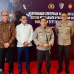 Badan Pemelihara Keamanan (Baharkam) Polri secara simbolis menyerahkan Sertifikat Audit Penerapan Sistem Pengamanan Objek Vital Nasional dan Objek Tertentu serta Hotel Tahun 2025 kepada perwakilan BUMN dan perusahaan nasional di Gedung Auditorium Lantai 3 PT PLN (Persero), Senin (15/12/2025).