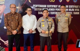 Badan Pemelihara Keamanan (Baharkam) Polri secara simbolis menyerahkan Sertifikat Audit Penerapan Sistem Pengamanan Objek Vital Nasional dan Objek Tertentu serta Hotel Tahun 2025 kepada perwakilan BUMN dan perusahaan nasional di Gedung Auditorium Lantai 3 PT PLN (Persero), Senin (15/12/2025).