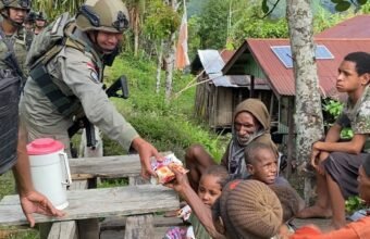 Satgas Operasi Damai Cartenz melaksanakan patroli humanis di Kampung Apom, Distrik Kiwirok, Kabupaten Pegunungan Bintang, Papua Pegunungan, Kamis (11/12/2025).