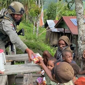 Satgas Operasi Damai Cartenz Kedepankan Pendekatan Humanis Jaga Stabilitas Keamanan Papua Pegunungan Satgas Operasi Damai Cartenz melaksanakan patroli humanis di Kampung Apom, Distrik Kiwirok, Kabupaten Pegunungan Bintang, Papua Pegunungan, Kamis (11/12/2025).