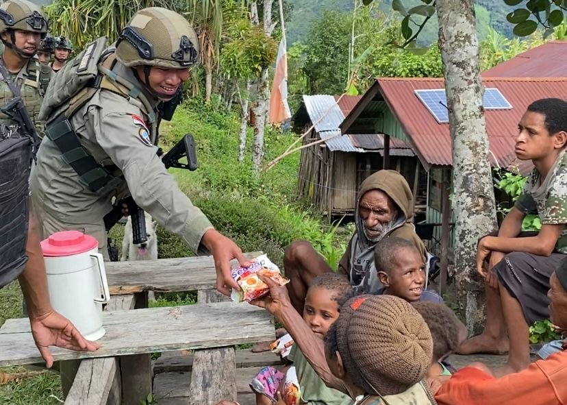 Satgas Operasi Damai Cartenz melaksanakan patroli humanis di Kampung Apom, Distrik Kiwirok, Kabupaten Pegunungan Bintang, Papua Pegunungan, Kamis (11/12/2025).
