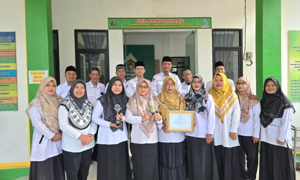 KUA Kecamatan Sukarami, Kota Palembang, menerima penghargaan KUA Ekoteologi pada Anugerah Layanan KUA 2025 di Tangerang, Banten, Jumat (12/12/2025) malam.