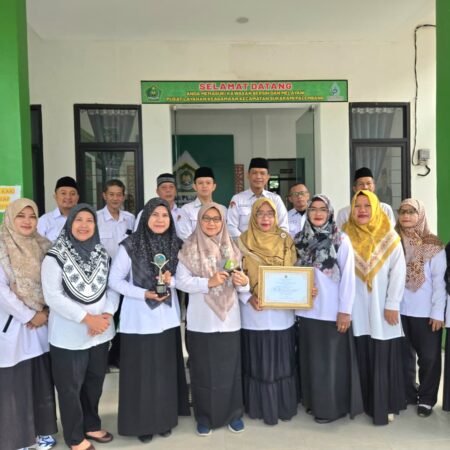 KUA Sukarami Palembang Raih Penghargaan KUA Ekoteologi di Anugerah Layanan KUA 2025 KUA Kecamatan Sukarami, Kota Palembang, menerima penghargaan KUA Ekoteologi pada Anugerah Layanan KUA 2025 di Tangerang, Banten, Jumat (12/12/2025) malam.