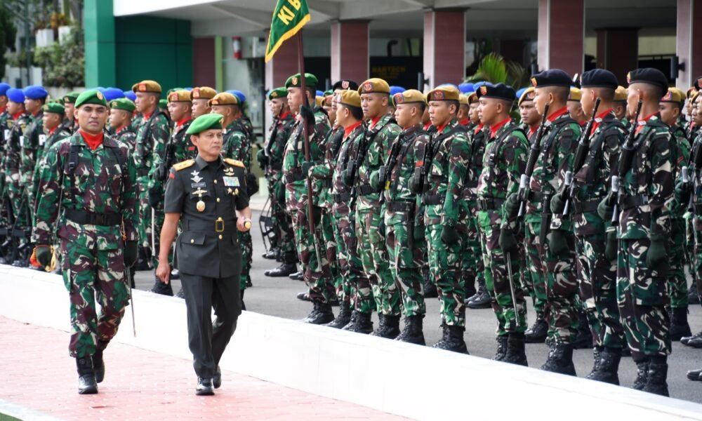 Danrem 044/Gapo Brigjen TNI Adri Koesdyanto menghadiri upacara peringatan Hari Juang TNI AD ke-80 Tahun 2025 yang dipimpin Pangdam II/Sriwijaya Mayjen TNI Ujang Darwis di Makodam II/Sriwijaya, Palembang, Senin (15/12/2025).