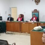 Mirna, pemilik ruko di Bukit Baru Palembang, memberikan keterangan sebagai saksi dalam sidang perkara jutaan batang rokok ilegal di PN Palembang, Senin (15/12/2025).