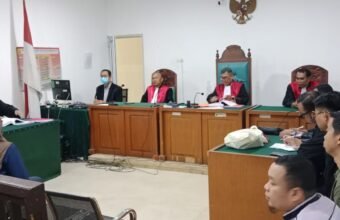 Mirna, pemilik ruko di Bukit Baru Palembang, memberikan keterangan sebagai saksi dalam sidang perkara jutaan batang rokok ilegal di PN Palembang, Senin (15/12/2025).