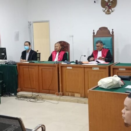 Mirna Bersumpah di Depan Hakim: Ruko Saya Bukan Gudang Rokok Ilegal Mirna, pemilik ruko di Bukit Baru Palembang, memberikan keterangan sebagai saksi dalam sidang perkara jutaan batang rokok ilegal di PN Palembang, Senin (15/12/2025).