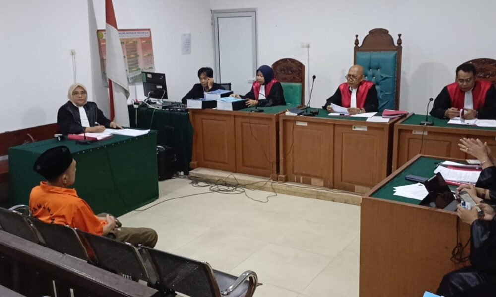 Terdakwa Sutarnedi alias Haji Sutar saat menjalani sidang perdana kasus TPPU dengan tindak pidana asal narkotika di PN Palembang Kelas IA Khusus, Senin (15/12/2025).