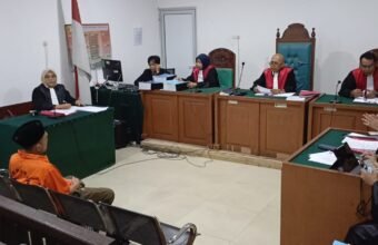 Terdakwa Sutarnedi alias Haji Sutar saat menjalani sidang perdana kasus TPPU dengan tindak pidana asal narkotika di PN Palembang Kelas IA Khusus, Senin (15/12/2025).