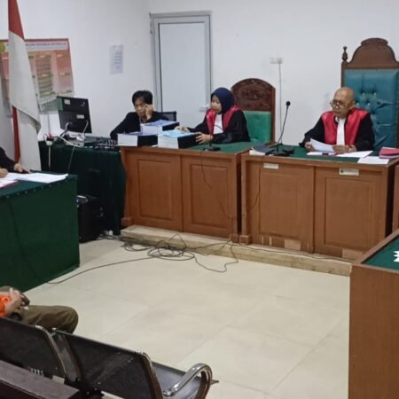 Crazy Rich OKI Haji Sutar Terancam Dimiskinkan, Jaksa Beber Dugaan TPPU Narkotika Puluhan Miliar Terdakwa Sutarnedi alias Haji Sutar saat menjalani sidang perdana kasus TPPU dengan tindak pidana asal narkotika di PN Palembang Kelas IA Khusus, Senin (15/12/2025).