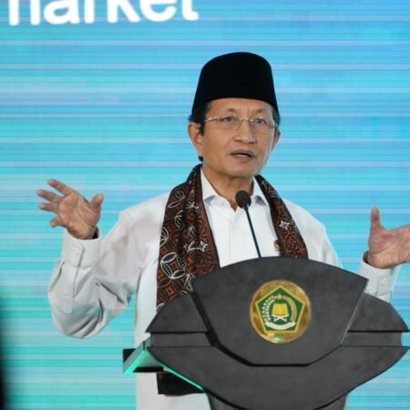 Menag Nasaruddin Umar: Kemenag Harus Jadi Jembatan Negara dan Umat Menteri Agama Nasaruddin Umar saat menyampaikan keynote speech pada Lokakarya Kementerian Agama bertema “Mempersiapkan Umat Masa Depan” dalam rangka Rakernas Kemenag 2025 di Serpong, Tangerang, Senin (15/12/2025).